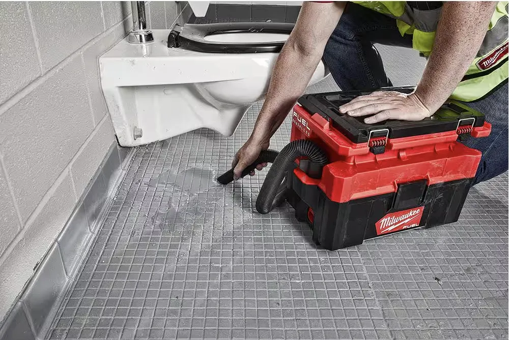 0970-20 Milwaukee M18 Fuel PACKOUT 2.5 Gallon Wet/Dry Vacuum