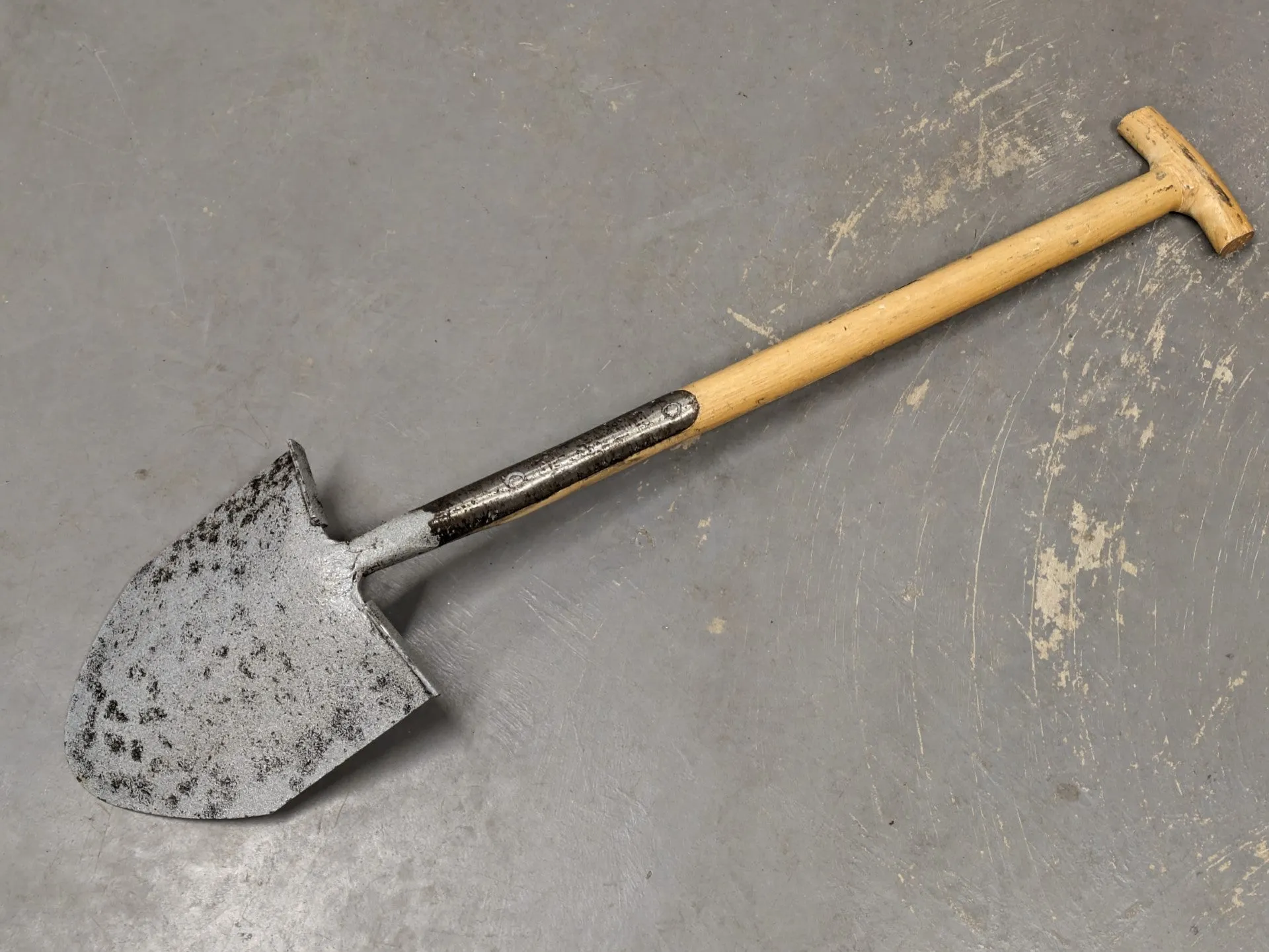 Bulldog 3 ft General Service Shovel - Dated 1991